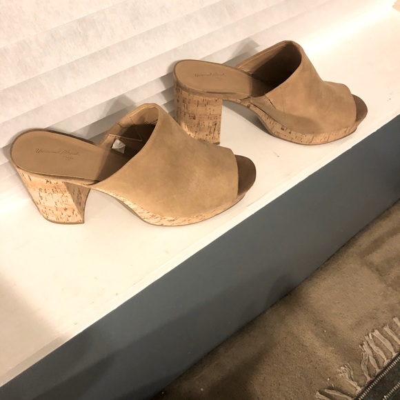 Universal Thread Shoes - Woman’s 7 1/2 platform Sandles. Boho vibe